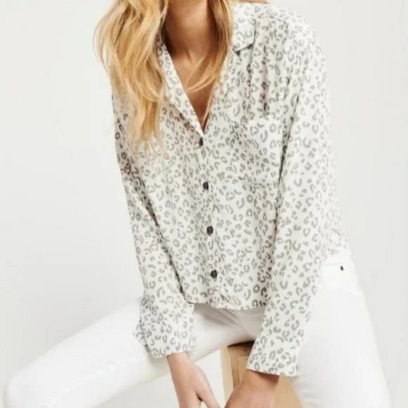 Abercrombie & Fitch Tops - Abercrombie & Fitch White Snow Leopard Cropped Shirt